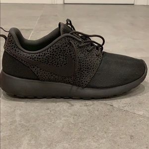 NIKE ROSHE RUN PREMIUM “SAFARI PACK”